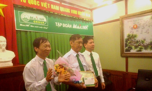 Khen thưởng tài xế taxi húc văng tên cướp giật túi xách ở Sài Gòn